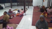 Seorang warga, Maisaroh (63), menceritakan air menerjang permukiman warga sekitar pukul 16.00 WIB secara cepat. Air tersebut masuk ke rumahnya hingga setinggi dada.