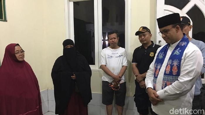 Anies Melayat ke Warga Cipete yang Tewas Tersetrum karena Banjir