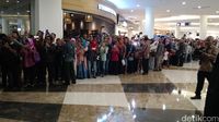 Warga antusias menyambut Jokowi di mal