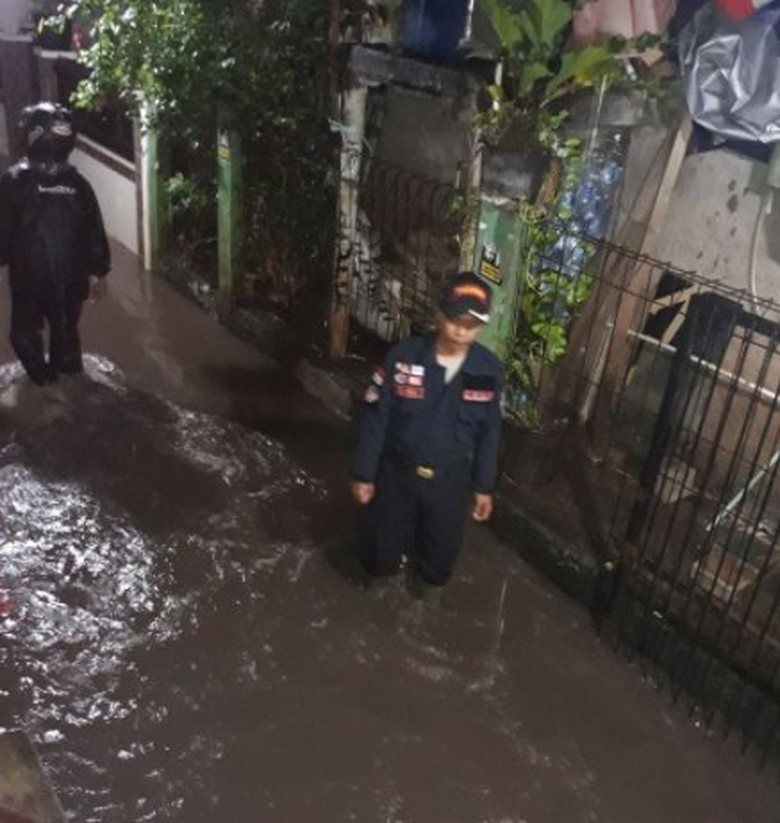 2 Kelurahan di Cipinang Banjir hingga 45 Cm 2 Kelurahan di Cipinang Banjir hingga 45 Cm