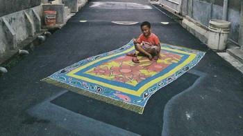 Kumpulan pemuda karang taruna asal Depok menyalurkan ide kreatifitasnya di atas jalanan aspal. Terletak di Jalan. D. Tondano Raya RW 03, Depok Timur, Kecamatan Sukmajaya, Kelurahan Abadijaya.  (Foto: Dok. Muhammad Alam)