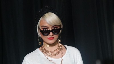 Foto: Gaya Perdana Agnez Mo di Catwalk Tanah Air Usai Dipuji Vogue, Beda?
