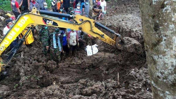 Yonif Raider 515 Kostrad Evakuasi Korban Longsor di Jember