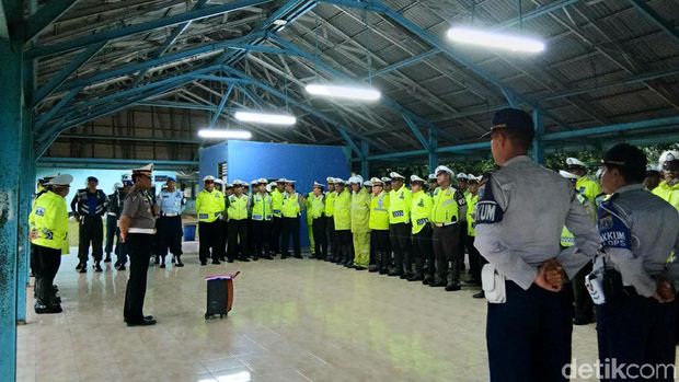 Apel pasukan sebelum razia rotator di Cibubur