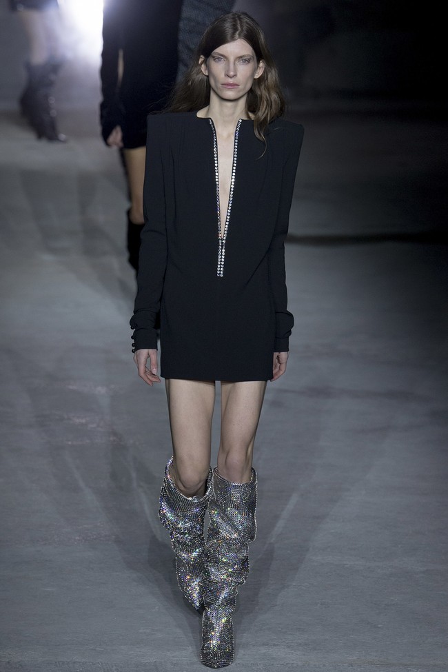 Saint Laurent. Koleksi 2017 menandai kehadiran Anthony Vaccarello sebagai creative director baru Saint Laurent yang ditinggalkan Hedi Slimane. Foto: Dok. Vogue