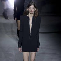 Saint Laurent. Koleksi 2017 menandai kehadiran Anthony Vaccarello sebagai creative director baru Saint Laurent yang ditinggalkan Hedi Slimane. Foto: Dok. Vogue