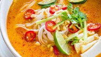 Laksa dengan kuah santan yang gurih dan bumbu pedas berempah ini makin enak dimakan dengan kucuran air jeruk nipis dan irisan cabe merah.oto: Istimewa