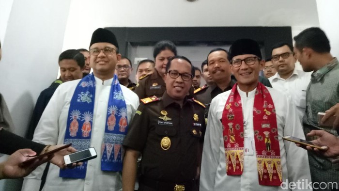 Baru Menjabat, Anies-Sandi Silaturahmi ke Kajati DKI