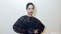 Wanita yang hobi travelling itu terlihat seksi dan manis. Pool/Noel/detikFoto.