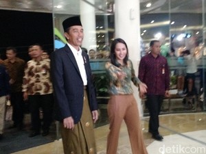 Bersarung, Jokowi Sambangi Mal di Mataram