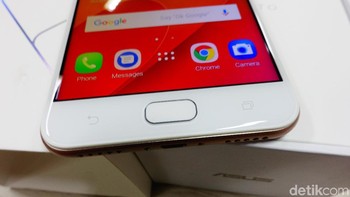 Baik Zenfone 4 Selfie maupun Zenfone 4 Selfie Pro telah dibekali dengan sensor sidik jari di bagian depan. Foto: Muhammad Alif Goenawan/detikINET