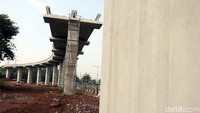 Pembangunan Light Rail Transit (LRT) Jabodebek, di UKI Cawang, Jakarta Timur, Kamis (19/10/2017), memasuki tahap pengerjaan long span (bentang panjang).