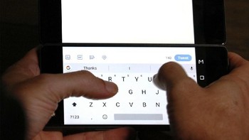 Bisa mengetik dengan dua layar. Foto: istimewa