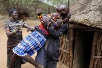 Anak perempuan yang berusaha kabur setelah tahu dijodohkan orangtuanya (Siegfried Modola/Reuters)