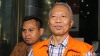 Antonius Tonny Budiono keluar dengan memakai rompi tahanan KPK.