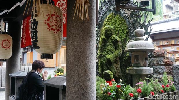 Warga antre ingin berdoa di depan Mizukake Fudo (Wahyu/detikTravel)