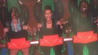 Ini foto jadul ekspresi ketakutan Kim Kardhasian saat naik wahana ekstrem di Taman Rekreasi Six Flags Magic Mountain. Ditemani Kanye West dan adiknya Kendall Jenner, Kim terlihat memejamkan matanya saat ketakutan (Instagram/Kim Kardashian)