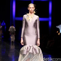 Koleksi terbaru Mel Ahyar yang bertajuk Methapor di LAKME Trend Gala, Ballroom Rizt Calton Pasific Place, Jakarta. Rabu, 18/10/2017. [Foto: Mohammad Abduh/Wolipop]