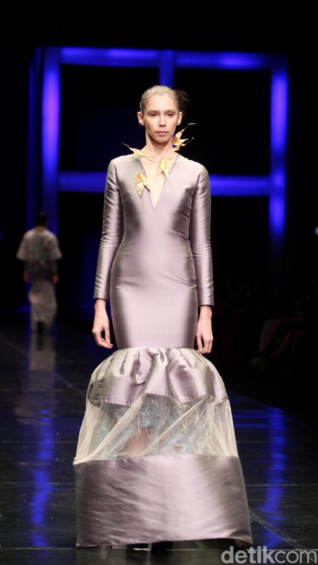 Koleksi terbaru Mel Ahyar yang bertajuk Methapor di LAKME Trend Gala, Ballroom Rizt Calton Pasific Place, Jakarta. Rabu, 18/10/2017. [Foto: Mohammad Abduh/Wolipop]