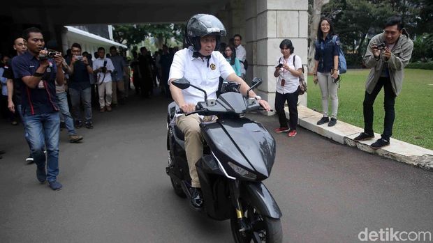 Prototipe Gesits saat dikendarai Menteri ESDM Ignasius Jonan