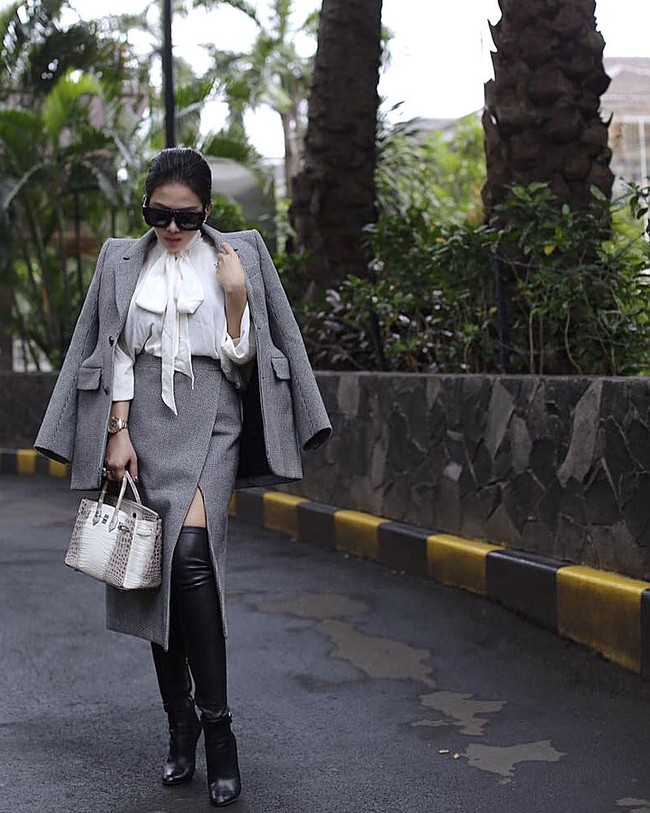 Jimmy Choo Black Turner Leather Over the Knee Boots, Rp 23,3 juta. Foto: Instagram