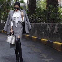 Jimmy Choo Black Turner Leather Over the Knee Boots, Rp 23,3 juta. Foto: Instagram