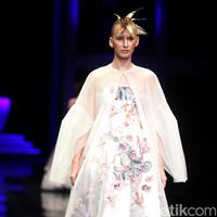 Koleksi terbaru Mel Ahyar yang bertajuk Methapor di LAKME Trend Gala, Ballroom Rizt Calton Pasific Place, Jakarta. Rabu, 18/10/2017. [Foto: Mohammad Abduh/Wolipop]