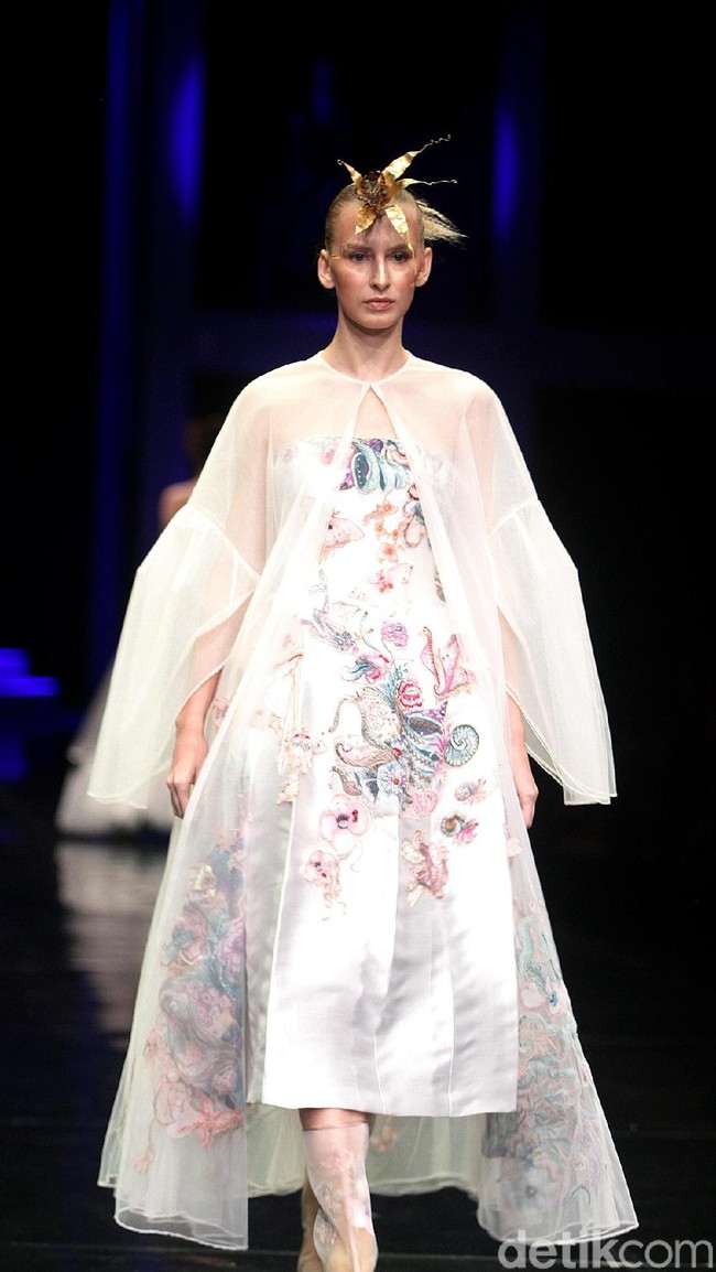 Koleksi terbaru Mel Ahyar yang bertajuk Methapor di LAKME Trend Gala, Ballroom Rizt Calton Pasific Place, Jakarta. Rabu, 18/10/2017. [Foto: Mohammad Abduh/Wolipop]