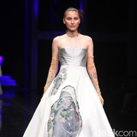 Koleksi terbaru Mel Ahyar yang bertajuk Methapor di LAKME Trend Gala, Ballroom Rizt Calton Pasific Place, Jakarta. Rabu, 18/10/2017. [Foto: Mohammad Abduh/Wolipop]