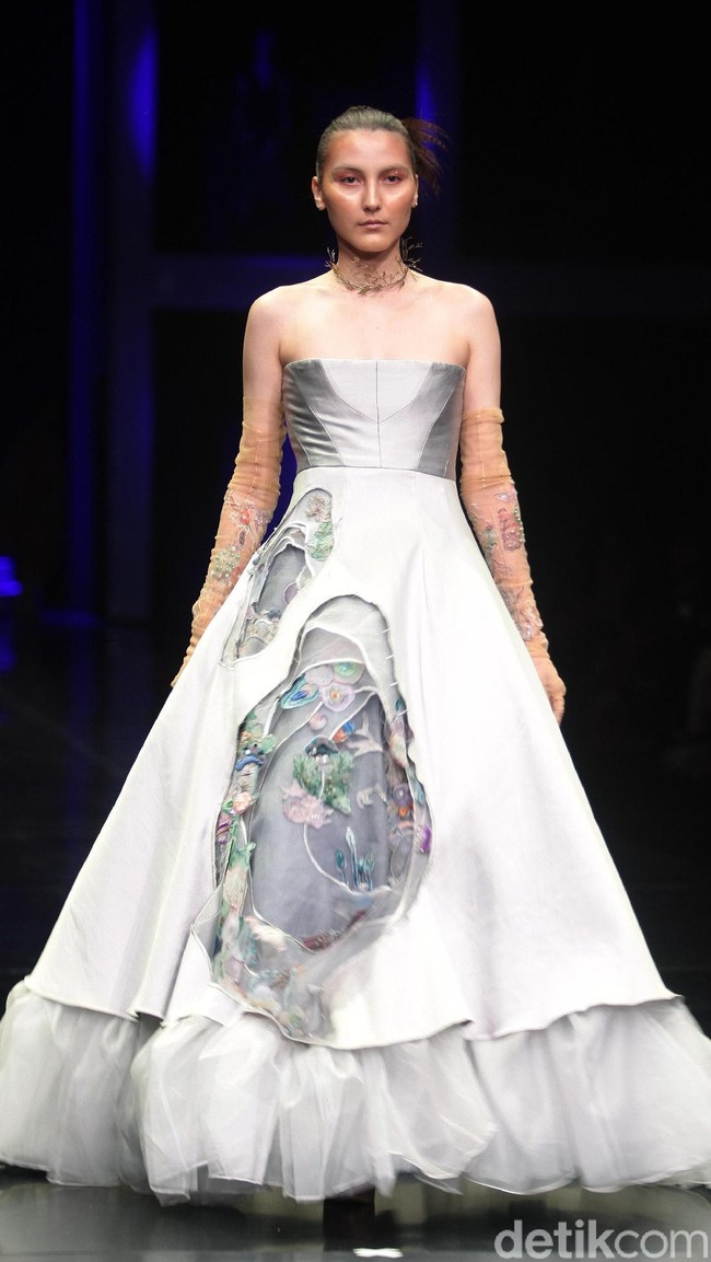 Koleksi terbaru Mel Ahyar yang bertajuk Methapor di LAKME Trend Gala, Ballroom Rizt Calton Pasific Place, Jakarta. Rabu, 18/10/2017. [Foto: Mohammad Abduh/Wolipop]