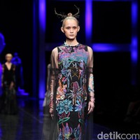 Koleksi terbaru Mel Ahyar yang bertajuk Methapor di LAKME Trend Gala, Ballroom Rizt Calton Pasific Place, Jakarta. Rabu, 18/10/2017. [Foto: Mohammad Abduh/Wolipop]