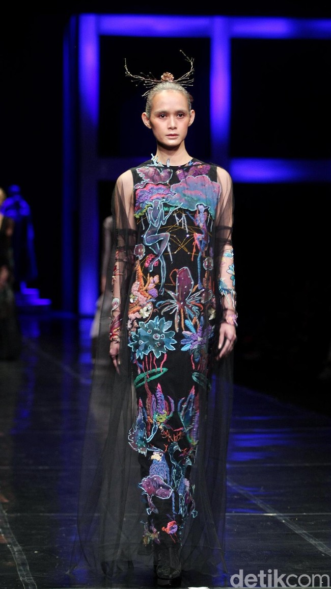 Koleksi terbaru Mel Ahyar yang bertajuk Methapor di LAKME Trend Gala, Ballroom Rizt Calton Pasific Place, Jakarta. Rabu, 18/10/2017. [Foto: Mohammad Abduh/Wolipop]