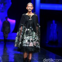 Koleksi terbaru Mel Ahyar yang bertajuk Methapor di LAKME Trend Gala, Ballroom Rizt Calton Pasific Place, Jakarta. Rabu, 18/10/2017. [Foto: Mohammad Abduh/Wolipop]
