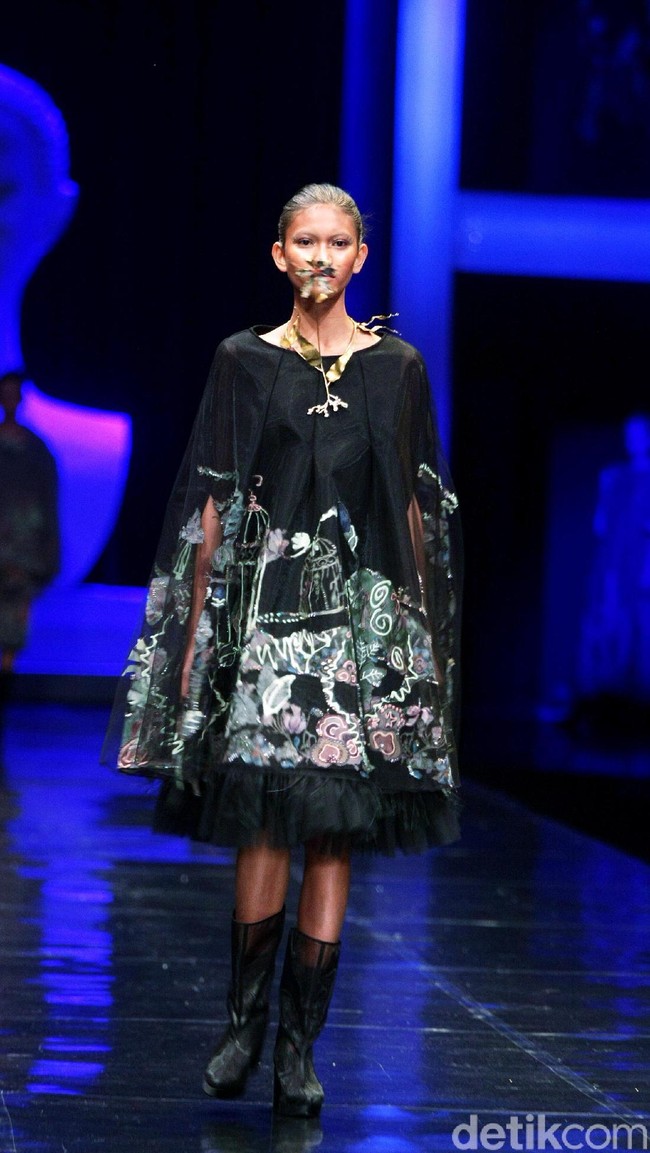 Koleksi terbaru Mel Ahyar yang bertajuk Methapor di LAKME Trend Gala, Ballroom Rizt Calton Pasific Place, Jakarta. Rabu, 18/10/2017. [Foto: Mohammad Abduh/Wolipop]