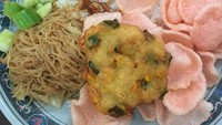 Nasi uduk paling enak se Tangerang, racikan Encim Sukaria ini diunggah @bebek_oncom. Semur telur Betawi plus kentang, perkedel jagung, bihun goreng, mentimun dan kerupuk. Mantap!Foto: Istimewa