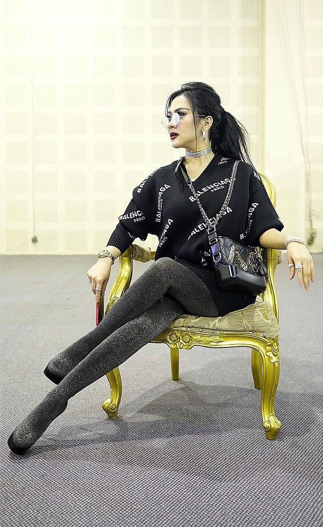 Charlotte Olympia More is More Boots, Rp 9 juta. Foto: Instagram