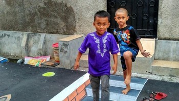 Alhamdulillah warga menyambut baik, apalagi jalanan ini dekat dengan tempat biasa anak-anak kecil bermain jadi mereka bisa menikmati tambah Alam. (Foto: Dok. Muhammad Alam)