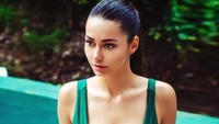 James yang masih milik Real Madrid santer kelepek-kelepek dengan Helga yang cantik dan superseksi ini. Ini juga posenya kala berada di Bali, Indonesia. Foto: Instagram/helga_model