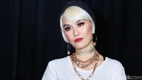 Ia tampil menawan dengan gaya street fashionnya namun tetap terlihat glamor dengan sentuhan warna emas. Pool/Ismail/detikFoto.