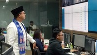 Gubernur DKI Jakarta Anies Baswedan memantau titik yang dilanda banjir di Jakarta melalui Jakarta Smart City, Kamis (19/10). (Foto: Fida/detikcom)