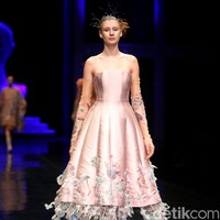 Koleksi terbaru Mel Ahyar yang bertajuk Methapor di LAKME Trend Gala, Ballroom Rizt Calton Pasific Place, Jakarta. Rabu, 18/10/2017. [Foto: Mohammad Abduh/Wolipop]