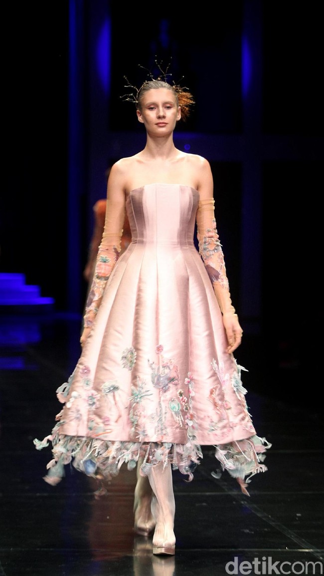 Koleksi terbaru Mel Ahyar yang bertajuk Methapor di LAKME Trend Gala, Ballroom Rizt Calton Pasific Place, Jakarta. Rabu, 18/10/2017. [Foto: Mohammad Abduh/Wolipop]