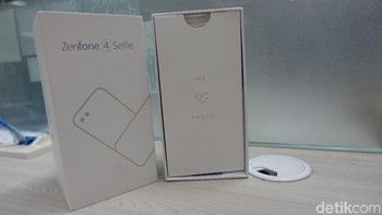 Zefone 4 Selfie merupakan satu dari dua varian ponsel seri Selfie terbaru dari Asus, selain Selfie Pro. Foto: Muhammad Alif Goenawan/detikINET