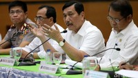 (Ki-ka) Kakorlantas Polri Royke Lumowa, Menhub Budi Karya Sumadi, Menko Kemaritiman Luhut B Panjaitan, dan Menkominfo Rudiantara mengumumkan aturan baru soal taksi online di Kementerian Perhubungan, Jakarta Pusat, Kamis (19/10).