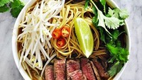 Pho, sup dengan isian rice noodle dan daging sapi ini rasnya gurih. Apalagi dimakan dengan tambahan air jeruk nipis, irisan cabe dan daun ketumbar.Foto: Istimewa