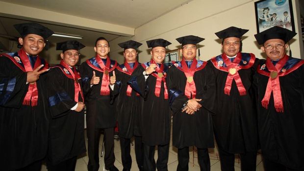 Bripka Pol Ledus, Mantan Satpam yang Raih Gelar Master Hukum