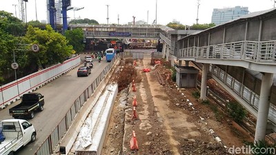Melihat Lebih Dekat Proyek Underpass Mampang yang Terancam Molor