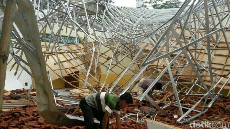 Diguyur Hujan Terus Menerus, Atap GOR di Kebumen Ambrol Diguyur Hujan Terus Menerus, Atap GOR di Kebumen Ambrol