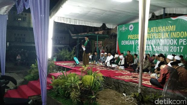 Jokowi bertanya-tanya soal Suku Mbojo ketika mendengar jawaban dari seorang remaja bernama Lalu Muhammad Fatih Basmallah