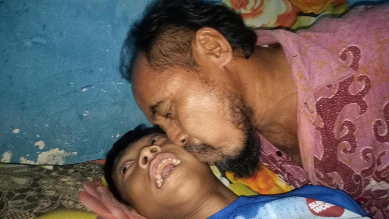 Bocah yang Dibawa dengan Gerobak Bapaknya Akhirnya Dirawat di RS Bocah yang Dibawa dengan Gerobak Bapaknya Akhirnya Dirawat di RS